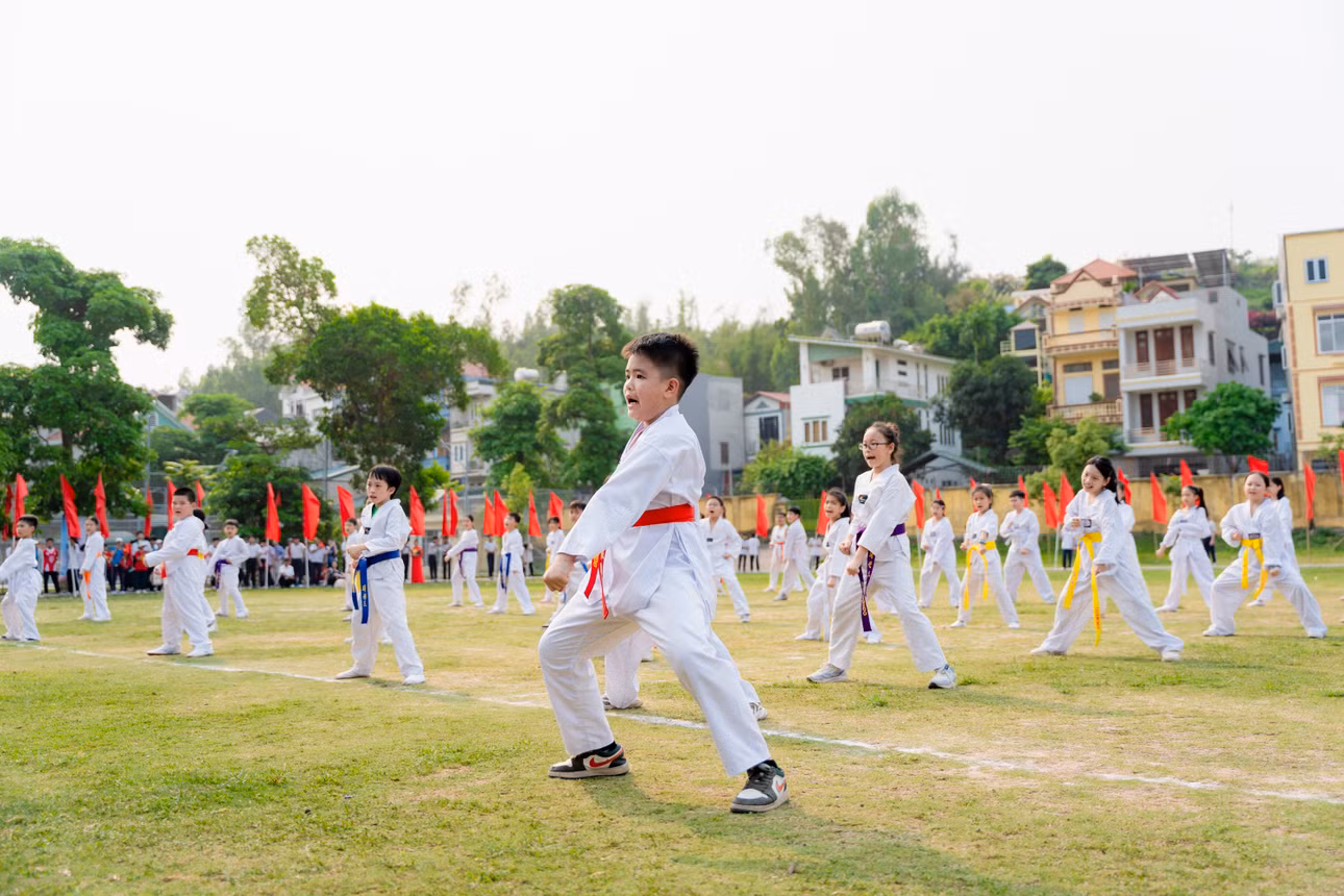 Màn biểu diễn võ thuật của Trường Tiểu học Bãi Cháy.