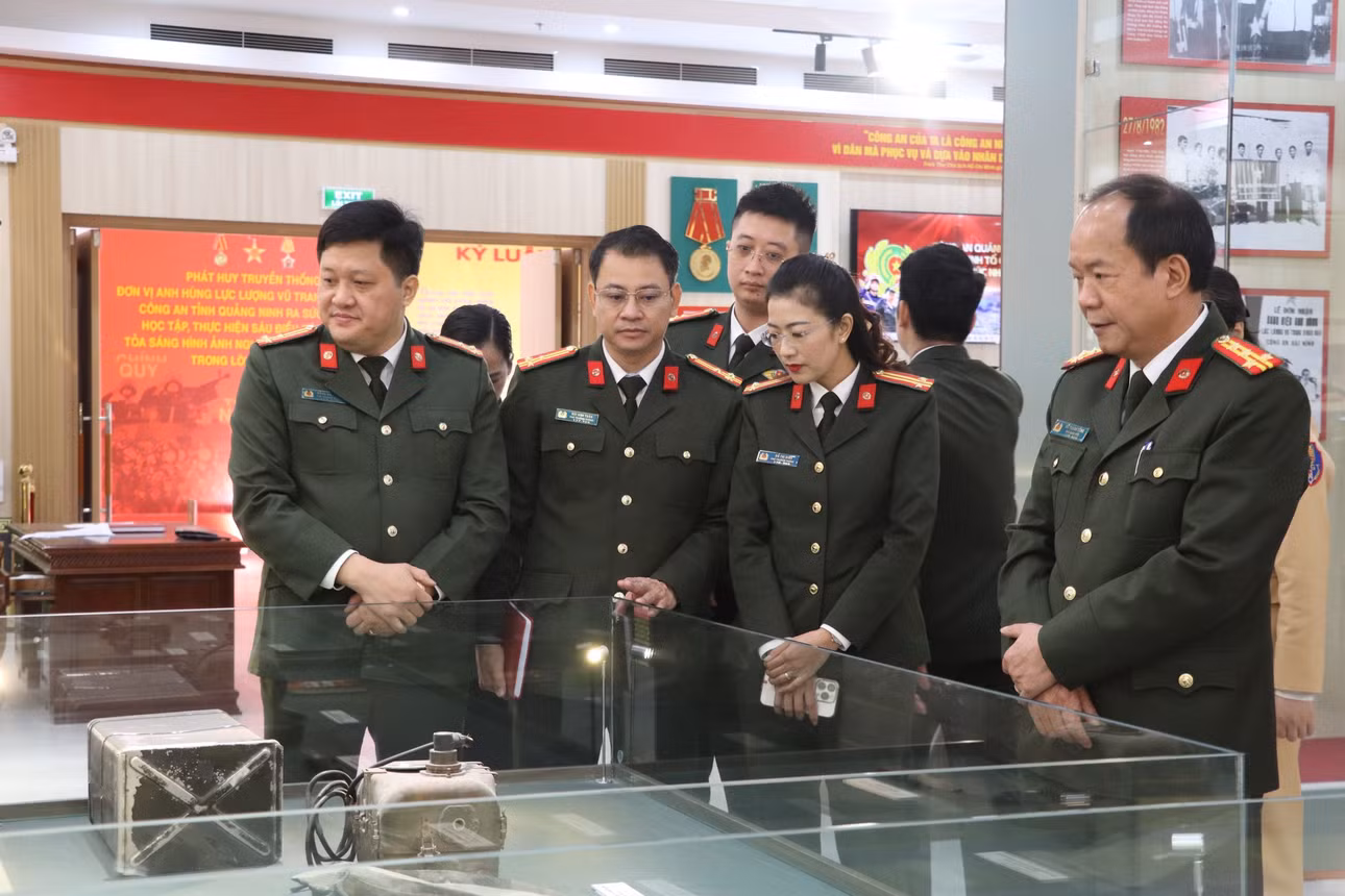 Công không gian triển lãm sách, tư liệu về Đại hội XIV của Đảng. Phòng truyền thống Công an tỉnh Quảng Ninh