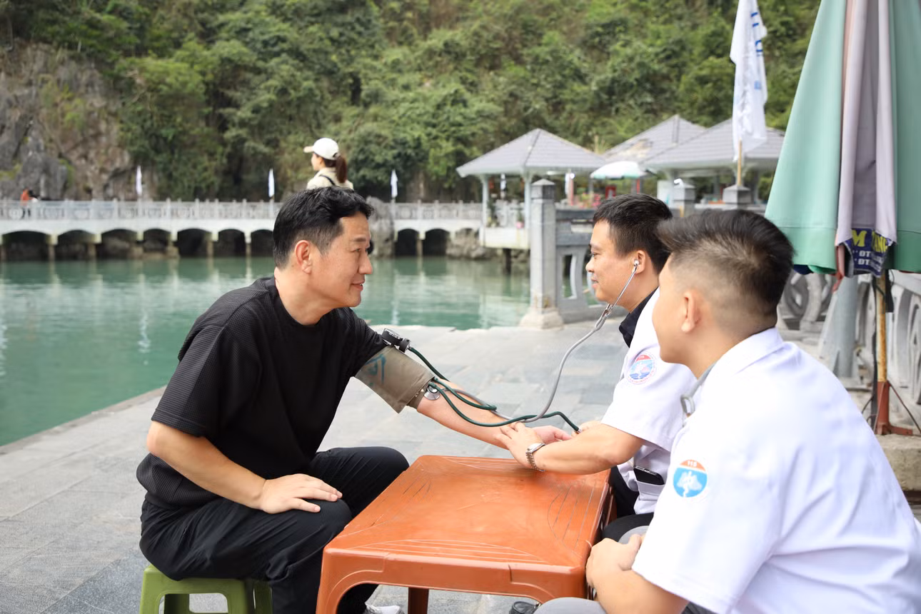 Các bác sĩ trực và đo huyết áp cho du khách nước ngoài sau khi trải nghiệm tham quan hang Sửng Sốt trên Vịnh Hạ Long.