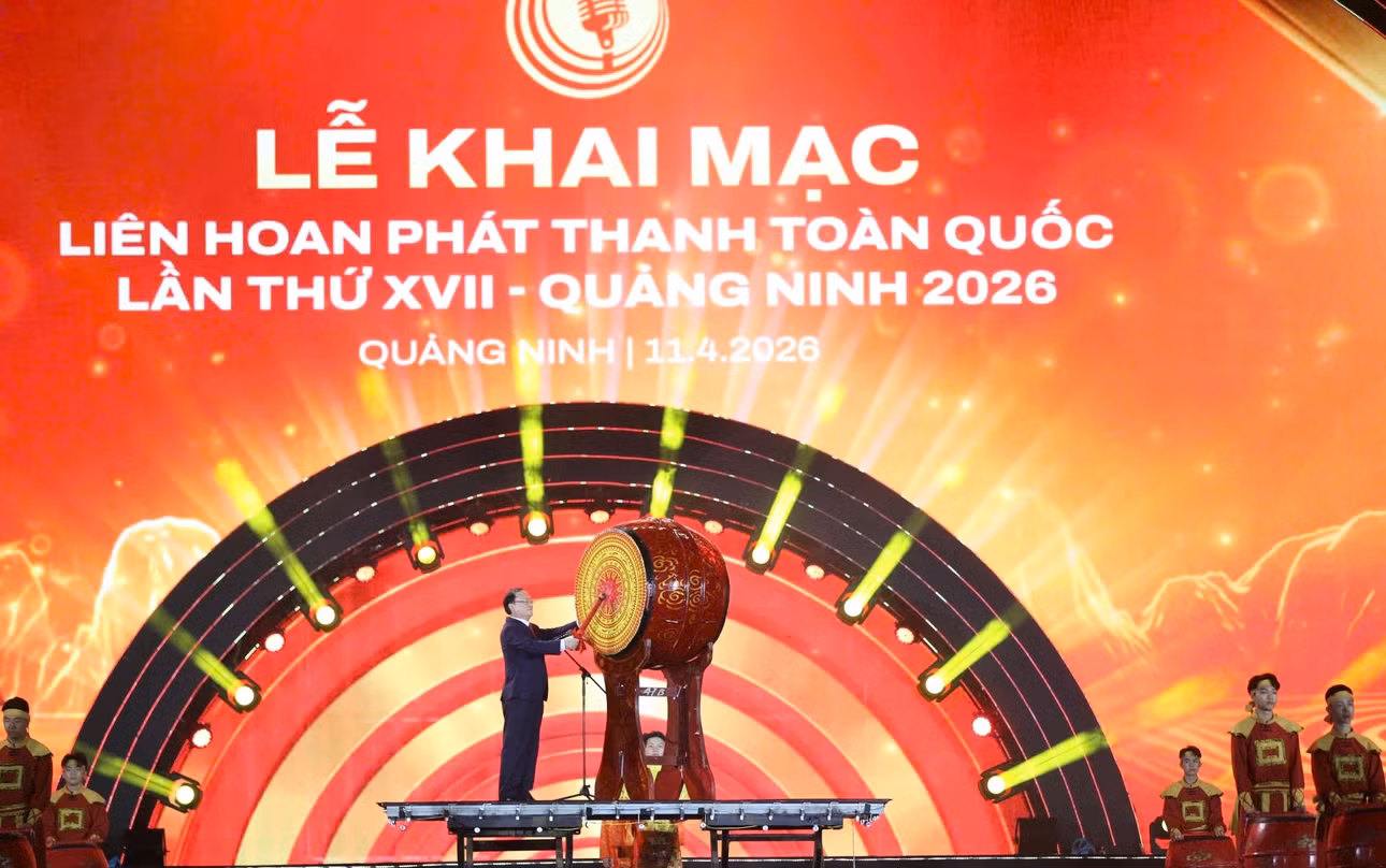 Đồng chí Đỗ Tiến Sỹ, Ủy viên Ban Chấp hành Trung ương Đảng, Phó Trưởng Ban Tuyên giáo và Dân vận Trung ương, Tổng Giám đốc Đài Tiếng nói Việt Nam, Trưởng Ban chỉ đạo Liên hoan Phát thanh toàn quốc, đánh trống khai mạc Liên hoan.