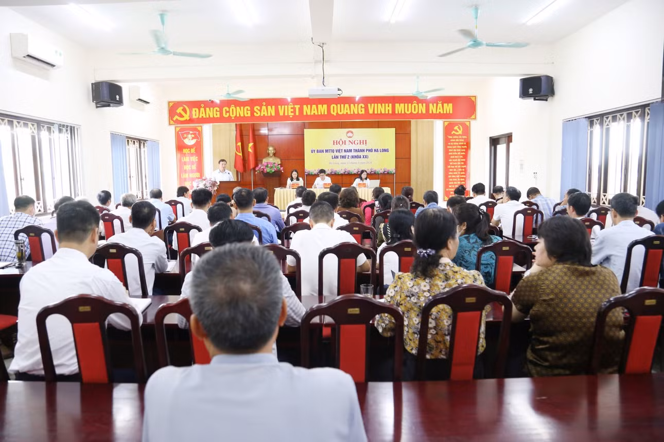 UB MTTQ Việt Nam TP Hạ Long tổ chức hội nghị để thông tin về tình hình phát triển kinh tế - xã hội 6 tháng đầu năm, phương hướng nhiệm vụ 6 tháng cuối năm 2024 của thành phố. Ảnh: Trần Thanh (Trung tâm TT-VH Hạ Long)