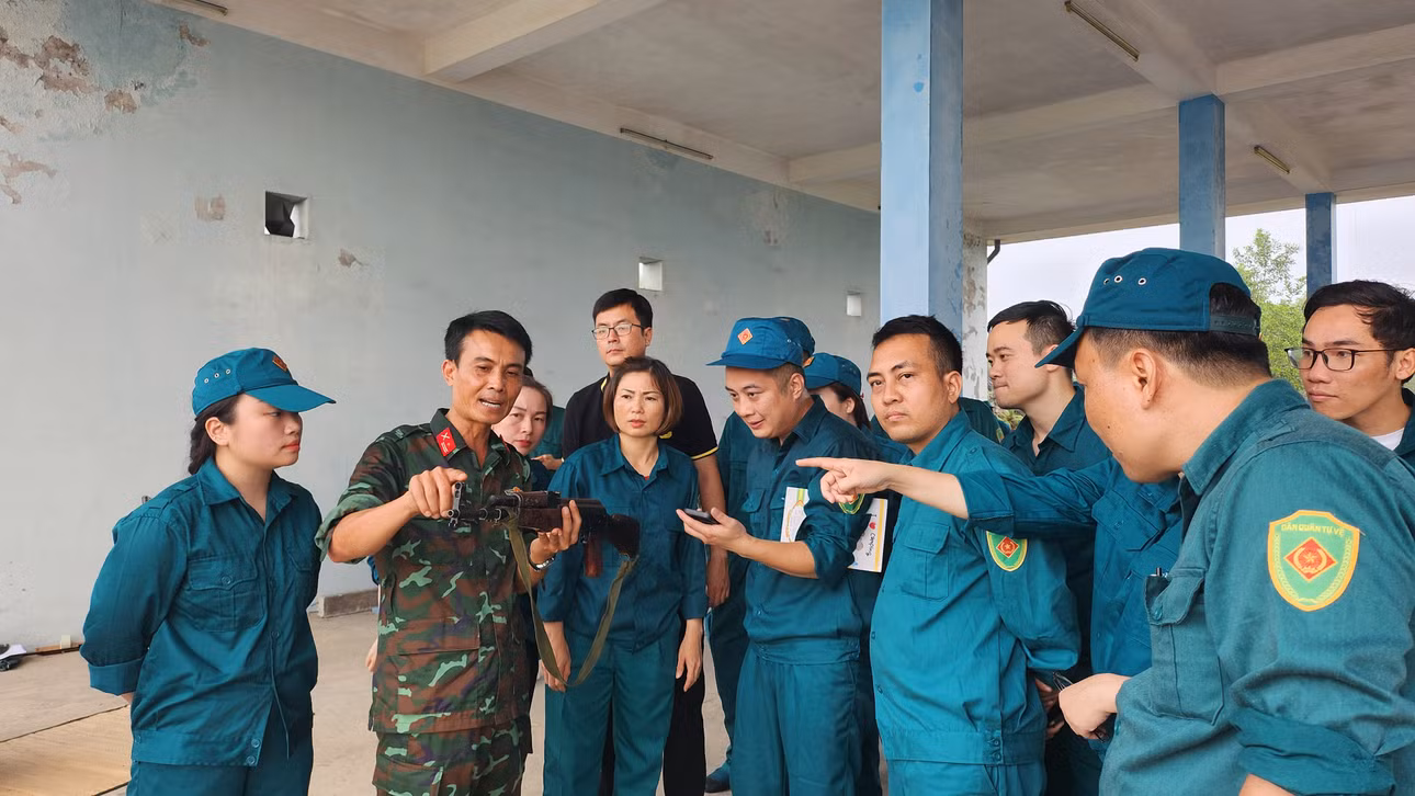 Cán bộ Ban CHQS TP Hạ Long huấn luyện, hướng dẫn chiến sỹ của Cụm Tự vệ số 3 kỹ thuật ngắm bắn, tháng 6/2024.