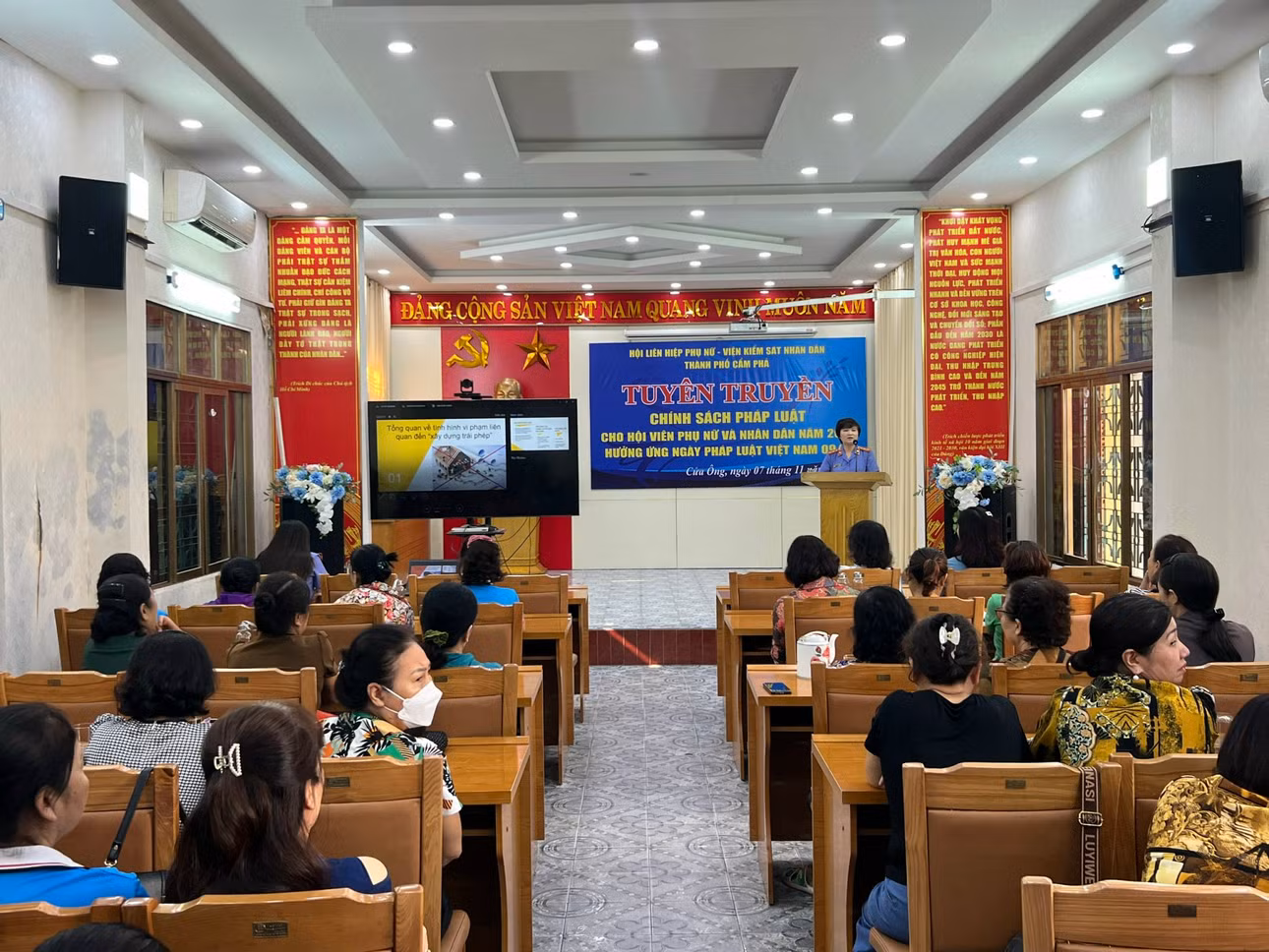 VKSND TP Cẩm Phả phối hợp cùng Hội liên hiệp phụ nữ thành phố tuyên truyền pháp luật trên địa bàn. Ảnh: Đơn vị cung cấp