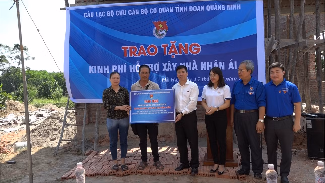 Câu lạc bộ Cựu cán bộ cơ quanTỉnh đoàn Quảng Ninh trao tặng kinh phí hỗ trợ xây dựng nhà nhân ái tại xã Quảng Chính, huyện Hải Hà