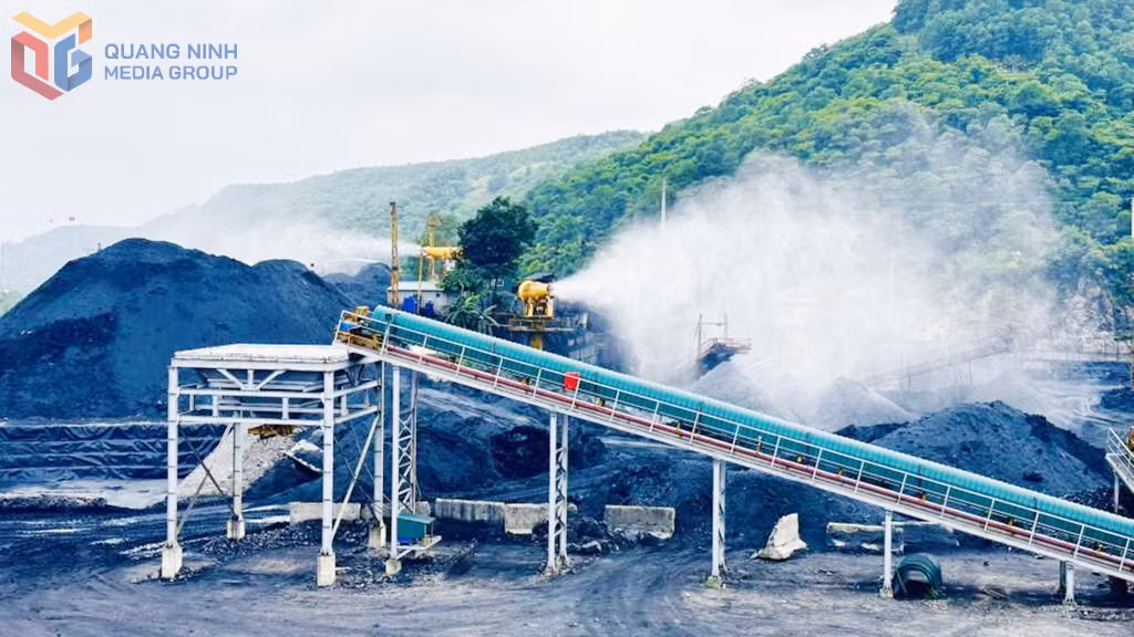 Hệ thống phun sương dập bụi được vận hành tại Công ty CP Than Hà Tu - Vinacomin. Ảnh: Thanh Tùng