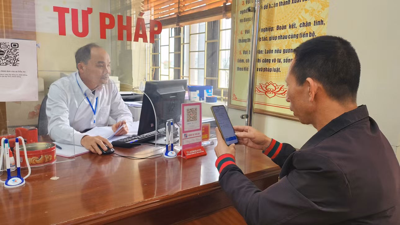 Người dân xã Tiền An thanh toán trực tuyến phí, lệ phí giải quyết thủ tục hành chính.