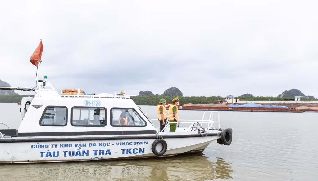 Lực lượng chức năng TP Uông Bí phối hợp với Công ty Kho vận Đá Bạc tổ chức tuần tra, kiểm soát tại khu vực sông Đá Bạc.