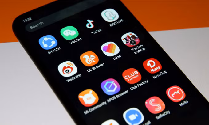 Các ứng dụng có nguồn gốc Trung Quốc hiển thị trên một mẫu smartphone. Ảnh: Reuters