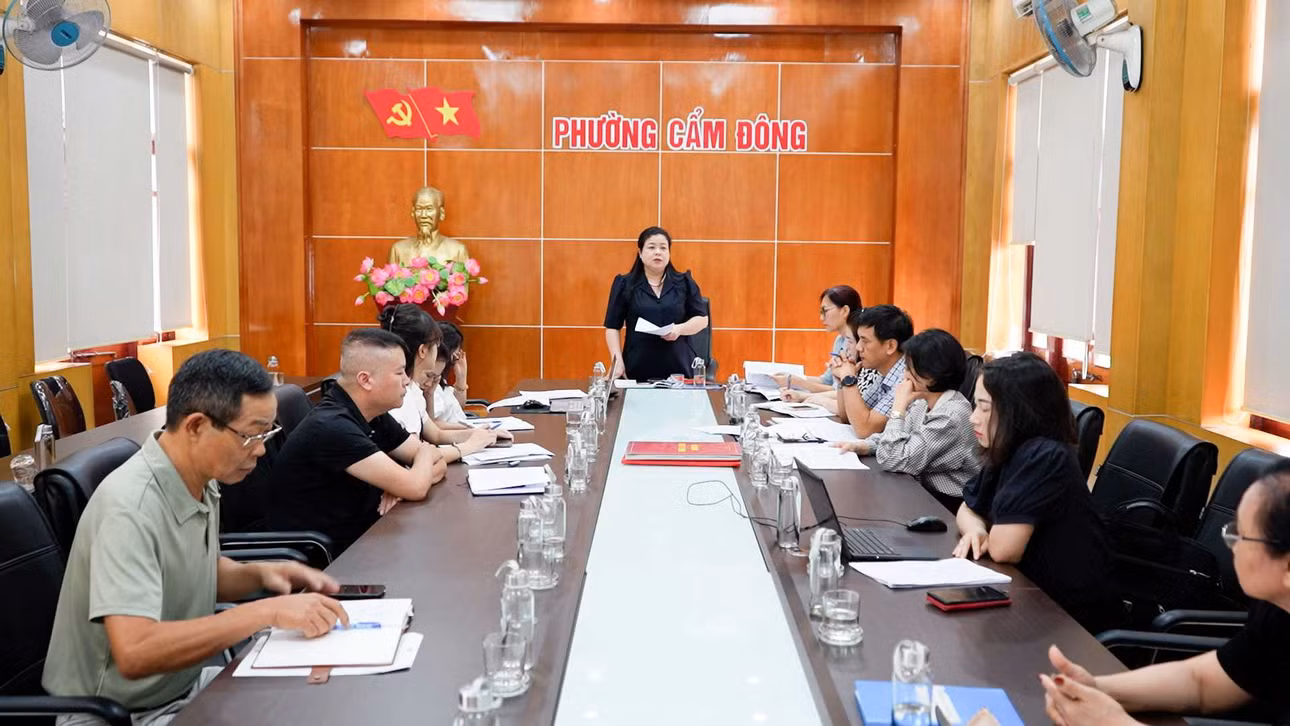 Thường trực UBMTTQ TP Cẩm Phả giám sát việc thực hiện pháp luật về tiếp công dân, giải quyết khiếu nại tố cáo của Chủ tịch Ủy ban nhân dân tại phường Cẩm Đông. Ảnh: Bạch Dương (Trung tâm TT-VH Cẩm Phả)