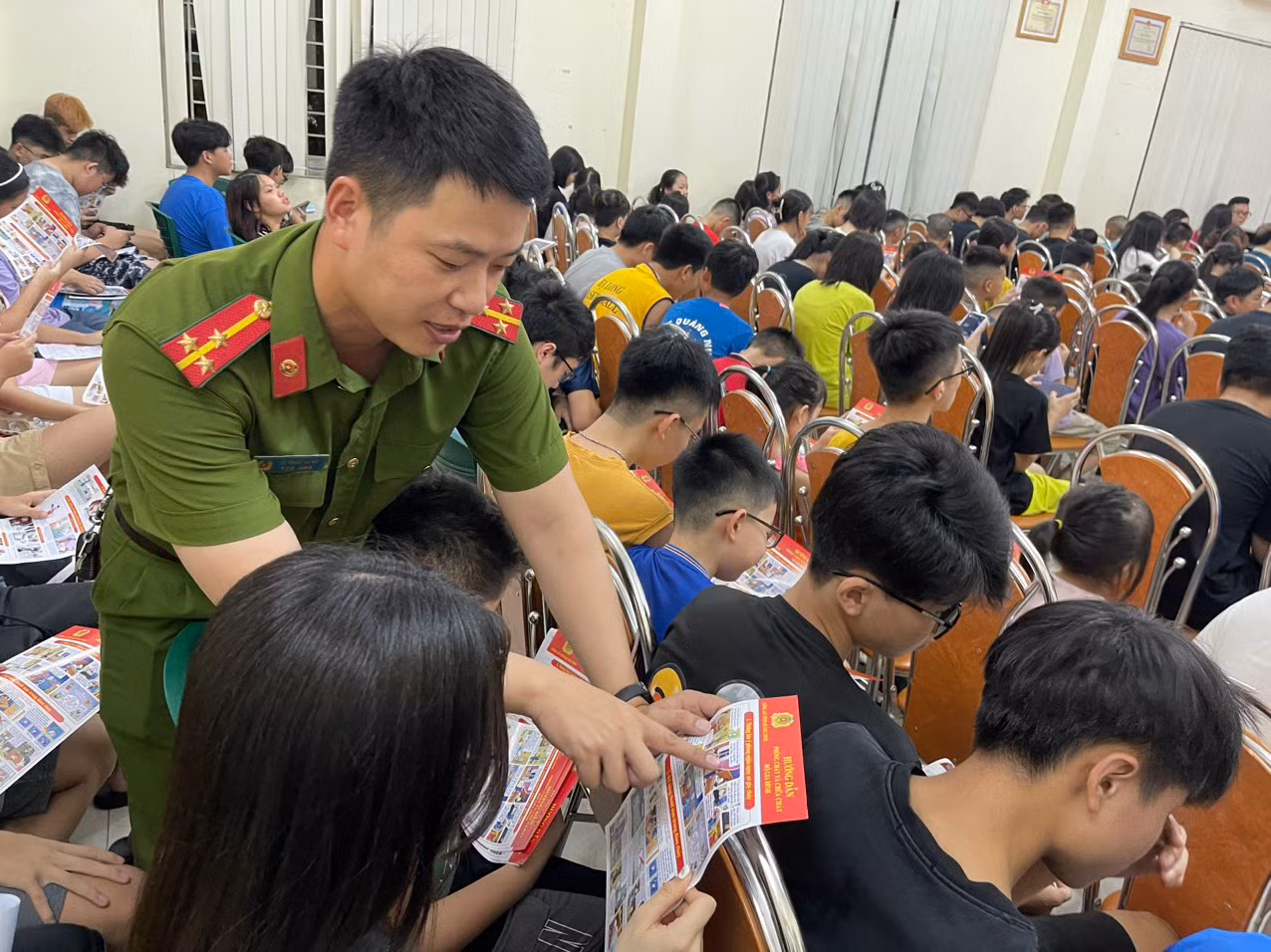 Chi bộ khu phố 6, phường Hồng Hà (Hạ Long) phối hợp cùng Công an phường Hồng Hà tuyên truyền phổ biến kiến thức pháp luật và phòng, chống đuối nước cho thanh, thiếu niên của khu dịp hè năm 2024