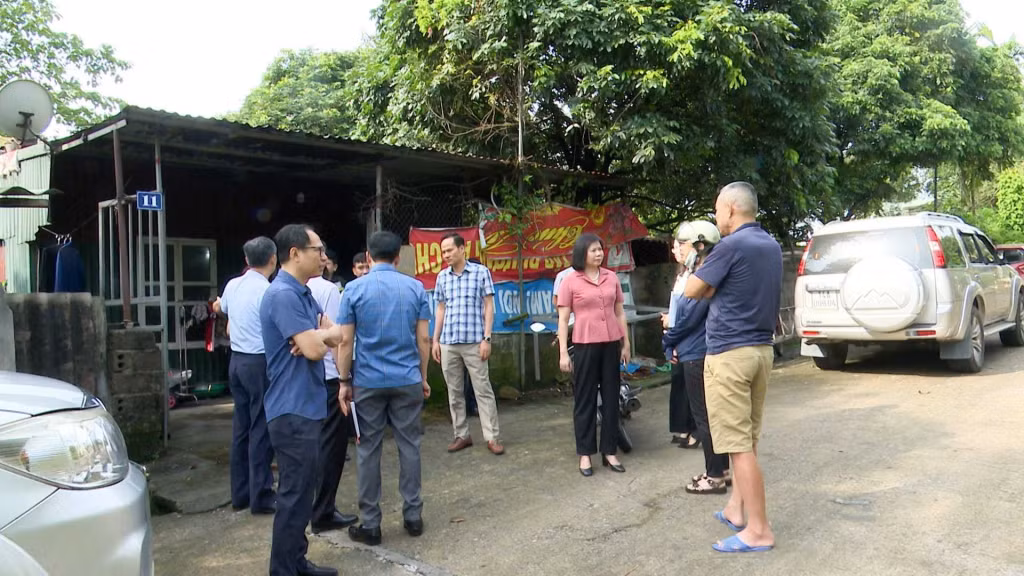 Đoàn công tác của tỉnh khảo sát thực tế một số hộ chăn nuôi tại phường Quang Hanh (TP Cẩm Phả) trong quá trình phản biện đối với dự thảo nghị quyết quy định khu vực thuộc nội thành của thành phố, thị xã, thị trấn, khu dân cư không được phép chăn nuôi. Ảnh: MTTQ tỉnh