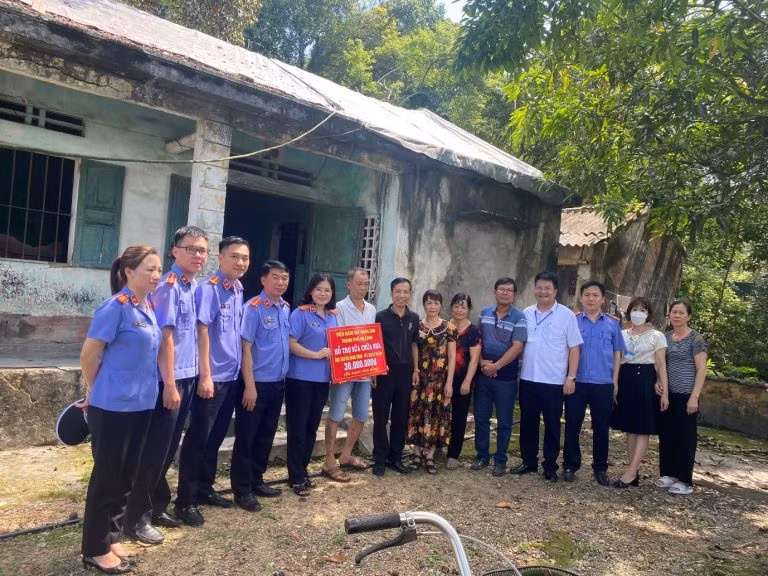 VKS Hạ Long trao tặng 30 triệu đồng để xoá nhà tạm, nhà dột nát. Ảnh: Viện kiểm sát nhân dân tỉnh.