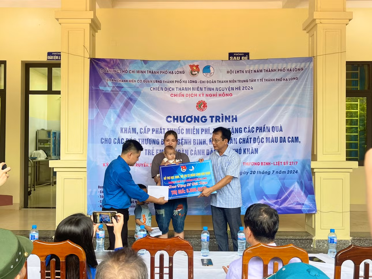 Đoàn thanh niên Cơ quan UBND TP Hạ Long phối hợp cùng Đoàn thanh niên Trung tâm Y tế Hạ Long tặng quà cho trẻ em có hoàn cảnh khó khăn trên địa bàn thành phố.