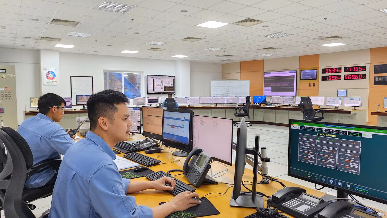 An toàn là nguyên tắc hàng đầu tại Công ty TNHH Điện lực AES Mông Dương. (Trong ảnh: Cán bộ kỹ thuật Nhà máy Nhiệt điện BOT Mông Dương 2 trực vận hành tại phòng điều khiển trung tâm.)