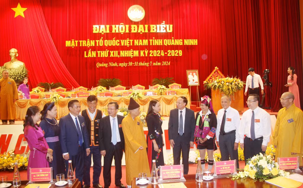 Các đại biểu tham dự đại hội trao đổi bên lề Đại hội.