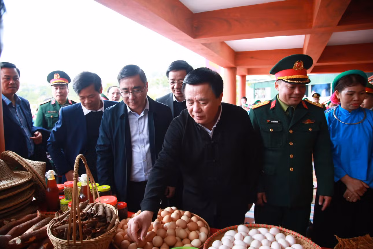 Đồng chí Nguyễn Xuân Thắng, Ủy viên Bộ Chính trị, Giám đốc Học viện Chính trị Quốc gia Hồ Chí Minh, Chủ tịch Hội đồng Lý luận Trung ương thăm, động viên đồng bào vùng cao xã Đại Dực, huyện Tiên Yên.