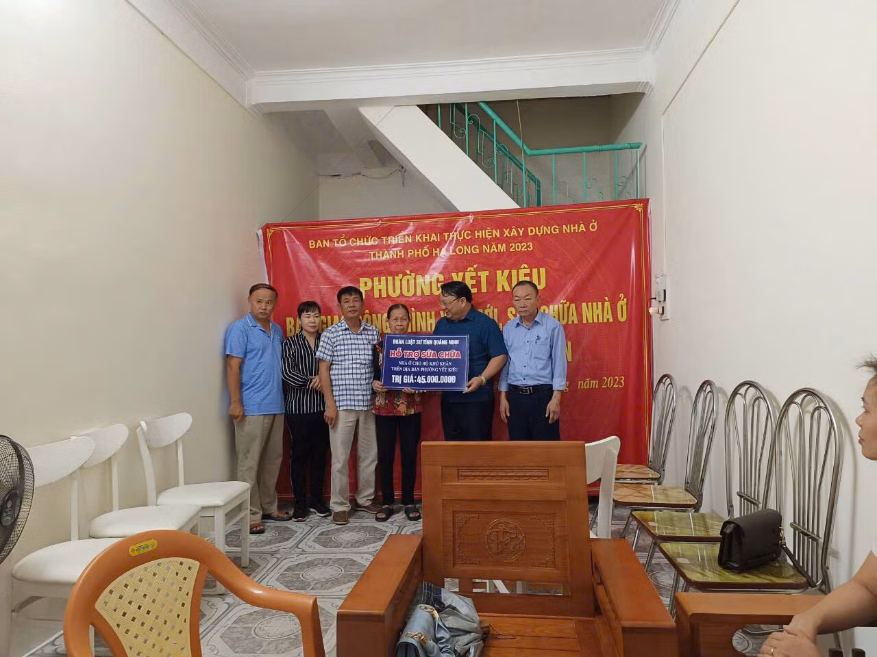 Đoàn Luật sư tỉnh trao hỗ trợ cho hộ dân khắc phục khó khăn về nhà ở. Ảnh: Đoàn Luật sư tỉnh