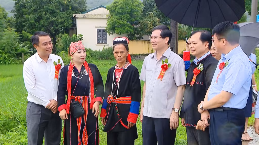 Lãnh đạo Thành ủy Hạ Long trò chuyện cùng người dân xã Bằng Cả về việc đầu tư các công trình trên địa bàn.