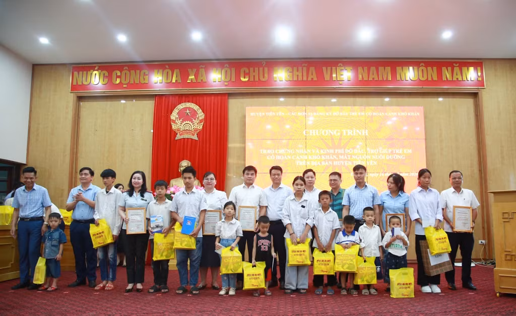 Lãnh đạo các cơ quan, ban, ngành của tỉnh trao kinh phí hỗ trợ đỡ đầu cho trẻ em có hoàn cảnh khó khăn huyện Tiên Yên.