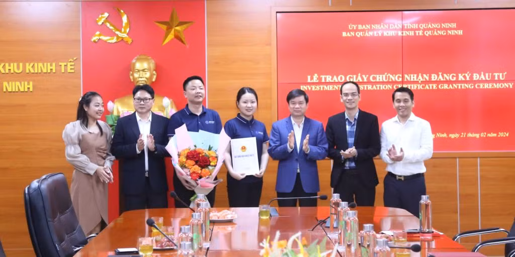 Lãnh đạo Ban Quản lý Khu kinh tế trao giấy chứng nhận đầu tư Dự án tấm silic đơn tinh thể và thanh silic đơn tinh thể quang điện Gokin Solar Hải Hà Việt Nam cho đại diện Công ty Gokin Solar. Ảnh: Thu Chung