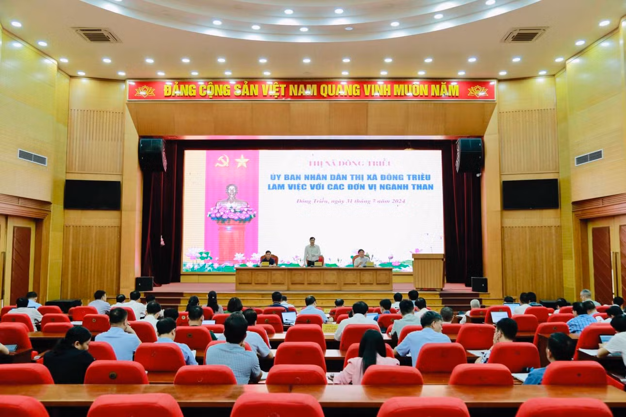 UBND TX Đông Triều làm việc với các đơn vị ngành than trên địa bàn thị xã để đánh giá kết quả thực hiện công tác phối hợp, tháng 8/2024. Ảnh: Trung tâm TT-VH Đông Triều