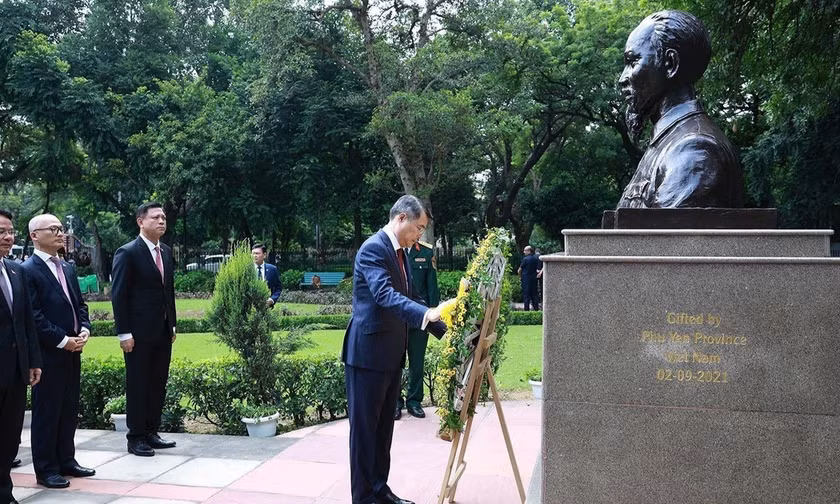Thủ tướng Lê Minh Hưng dâng hoa tại Tượng Chủ tịch Hồ Chí Minh ở New Delhi