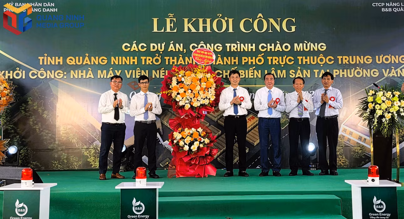 Đồng chí Nguyễn Văn Công, Phó Chủ tịch UBND tỉnh, tặng hoa chúc mừng lễ khởi công dự án.