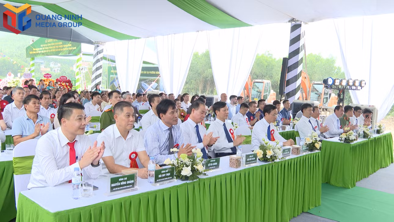 Các đại biểu và nhân dân phường Vàng Danh dự lễ khởi công Nhà máy.