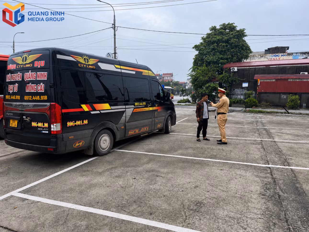 Cán bộ đội CSGT Đường bộ số 1 kiểm tra nồng độ cồn, ma túy đối với tài xế xe khách liên tỉnh.