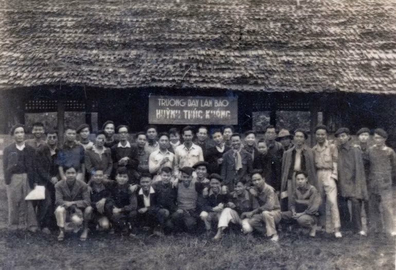 Lễ khai giảng Trường Dạy làm báo Huỳnh Thúc Kháng năm 1949. Nguồn: Bảo tàng Báo chí Việt Nam