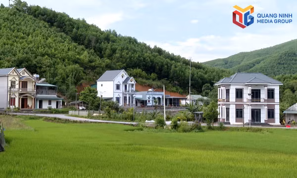 Diện mạo khu dân cư ở Lương Minh ngày càng khang trang, giữa không gian núi rừng vùng cao.