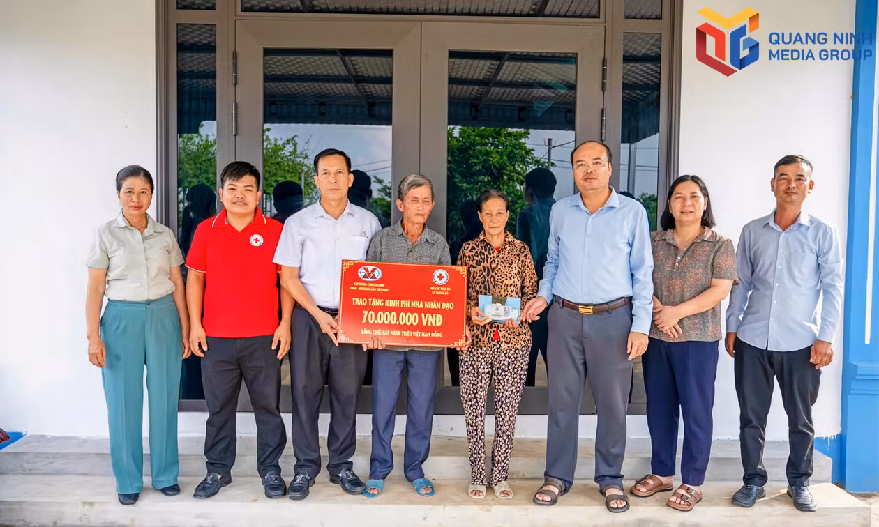 Ủy ban MTTQ xã Quảng Hà phối hợp với Hội Chữ thập đỏ xã tổ chức trao tặng nhà nhân đạo cho gia đình ông Dương Văn Vượng (khu phố Quảng Minh).