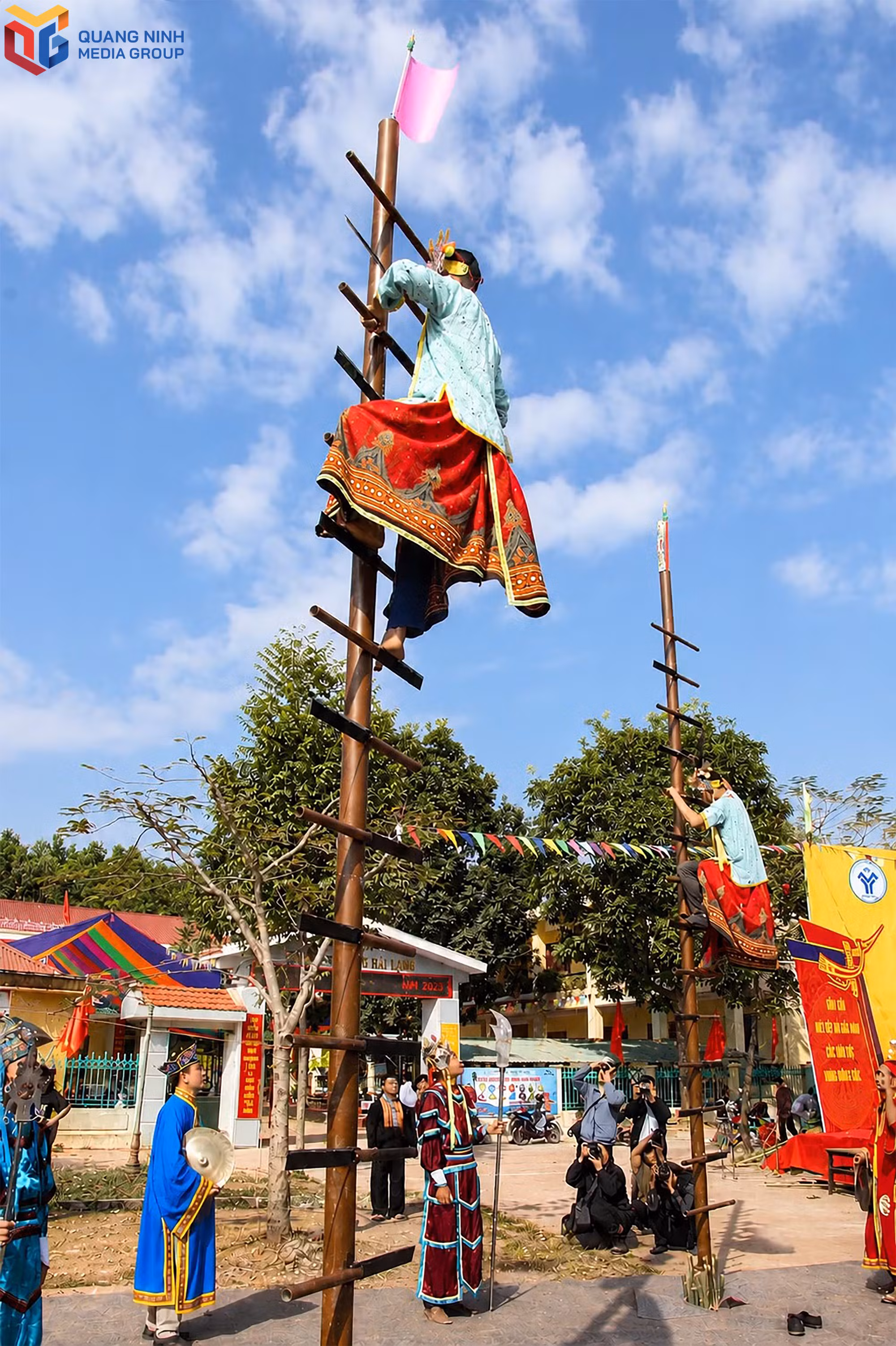 bqn_tl_nghi-le-leo-dao-trong-le-hoi-dai-phan-cua-dan-toc-san-diu-the-hien-khat-vong-vuot-qua-thu-thach-don-nhan-dieu-tot-lanh-dong-thoi-bay-to-long-thanh-va-niem-tin-duoc-than-linh-che-cho.jpg