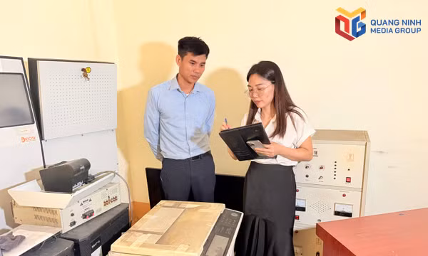 Cán bộ Trung tâm Cung ứng dịch vụ phường Đông Triều rà soát cơ sở vật chất của trụ sở nhà đất dôi dư.