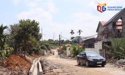 Tuyến đường Ngõ 73, đường Yên Tử, khu Cửa Ngăn, phường Yên Tử đang được triển khai thi công.