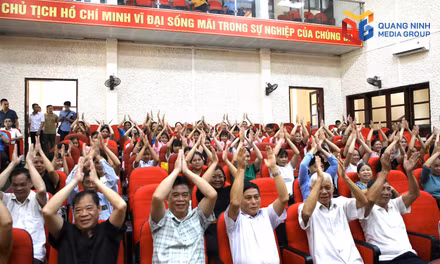 Đông đảo cán bộ, đảng viên Báo và Phát thanh, Truyền hình Quảng Ninh dõi theo sự kiện quan trọng.