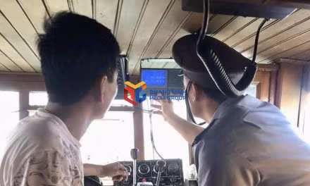 Kiểm tra thiết bị giám sát hành trình trên tàu cá.