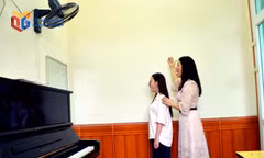 Một buổi học chuyên môn của cô trò lớp trung cấp Thanh nhạc K18 tại trường Trung cấp Nghệ thuật và Thể thao Quảng Ninh.