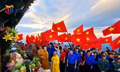 Hơn 4.000 người tham gia chương trình “Rạng rỡ Việt Nam” tại Yên Tử