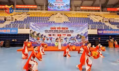 Anh Thư (trái) giành HCV Yoshine Music Festival 2026.
