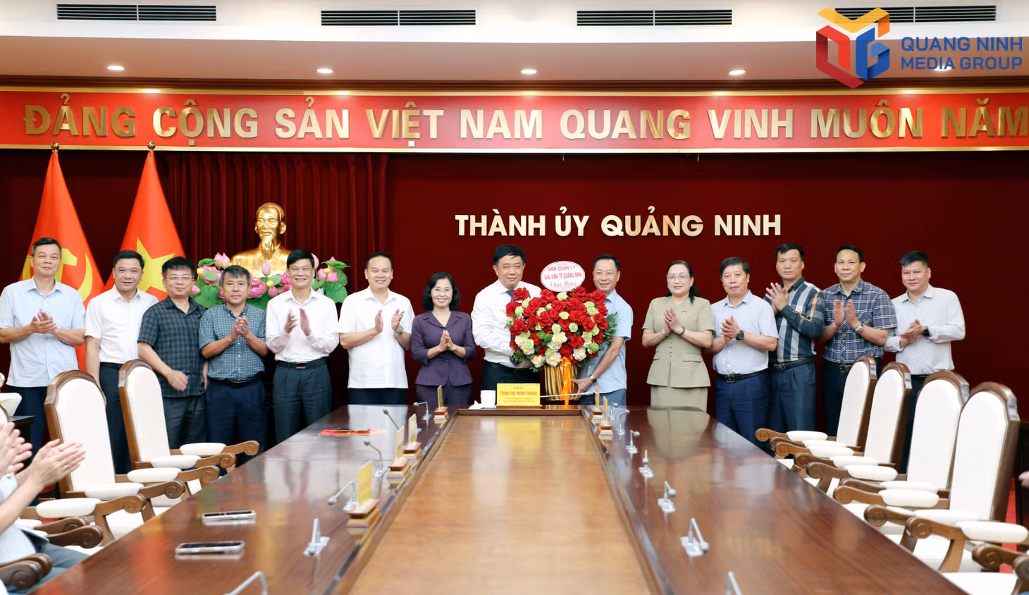 bqn_tr_189-trao-qd-bql-tang-hoa.jpg