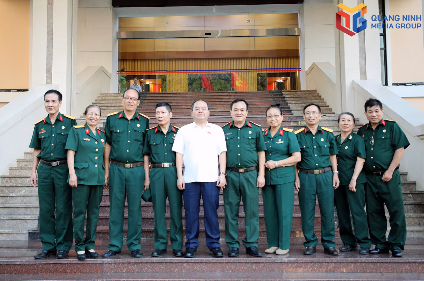 bqn_tr_310-dbqh-chup-anh.jpg