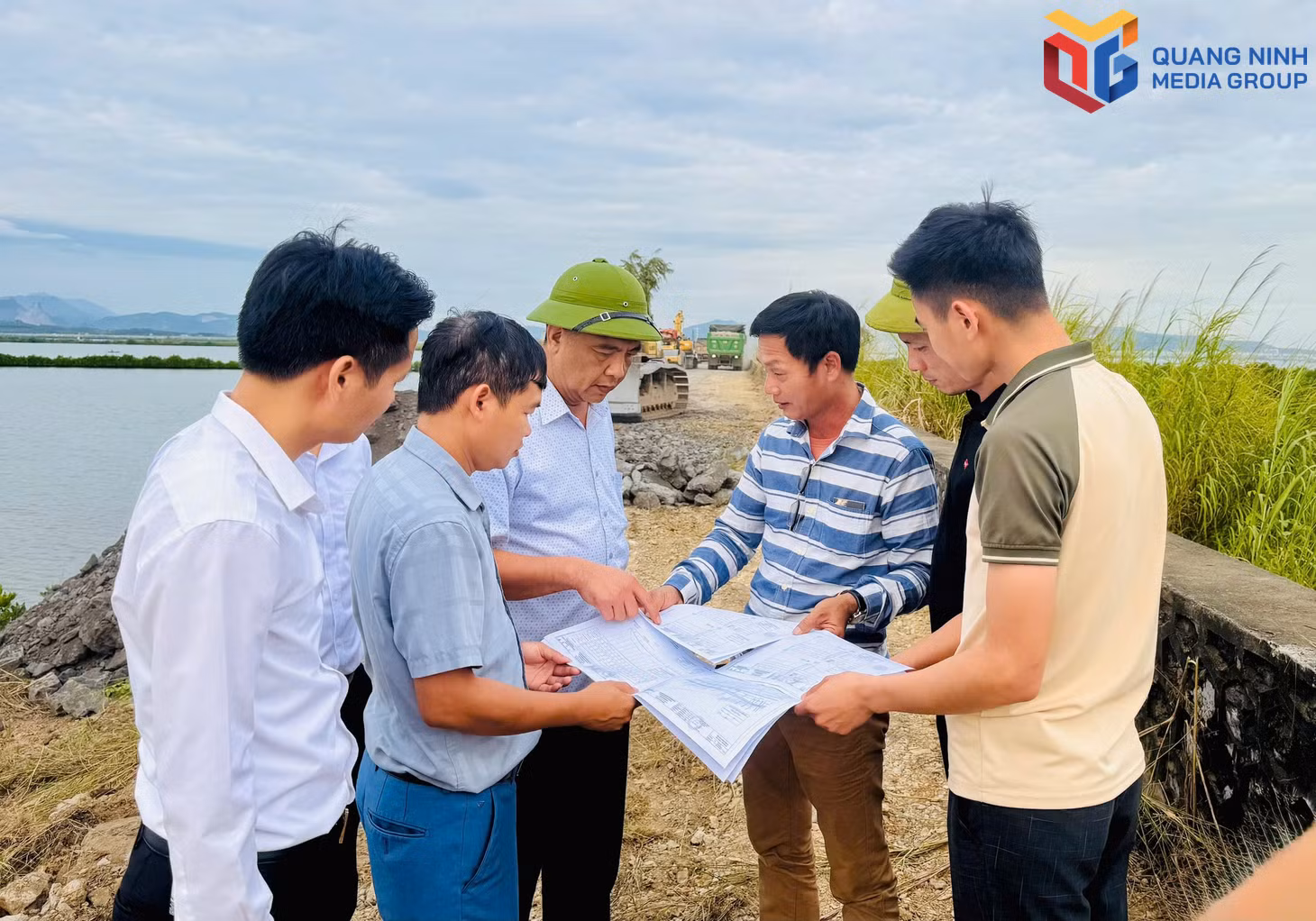 Lãnh đạo và cán bộ kỹ thuật Ban 1 chỉ đạo hiện trường thực hiện Dự án đường ven biển Tây Bắc vịnh Cửa Lục kết nối từ cầu Trới 2 qua cầu Tình Yêu đấu nối vào QL279.