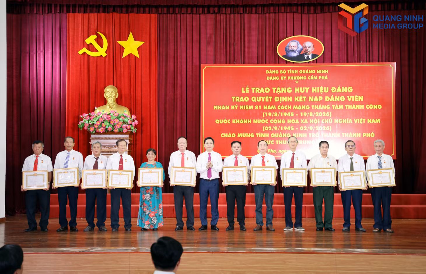 bqn_tr_cp-trao-huy-hieu.jpg