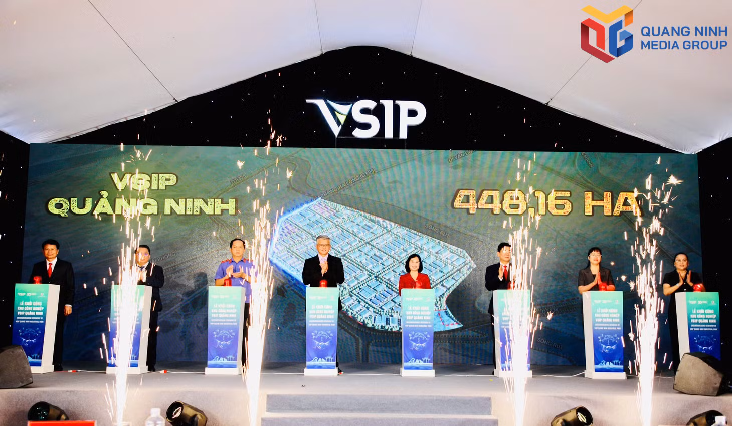 Các đại biểu bấm nút khởi công Dự án KCN VSIP Quảng Ninh.