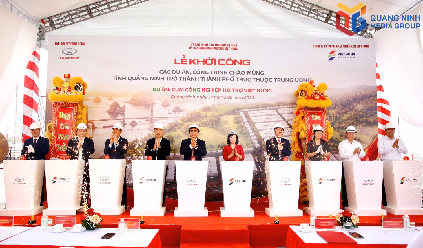 Các đại biểu bấm nút khởi công dự án Cụm công nghiệp hỗ trợ Việt Hưng.