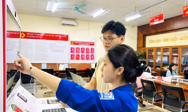 ĐVTN xã Lục Hồn hướng dẫn người dân trong xã ứng dụng công nghệ số.