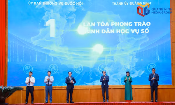 Tiếp nhận bộ học liệu đa phương tiện, lan tỏa phong trào "Bình dân học vụ số - Quốc hội số”