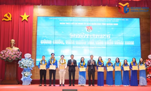 Thanh niên Quảng Ninh lắng nghe câu chuyện chiến trường ông Nguyễn Hoài Nhơn (cựu thanh niên xung phong phường Hạ Long, nguyên chiến sĩ Đại đội 531 N53 T18) kể.