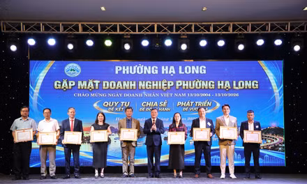 Phường Hạ Long gặp mặt, chúc mừng doanh nghiệp nhân Ngày Doanh nhân Việt Nam